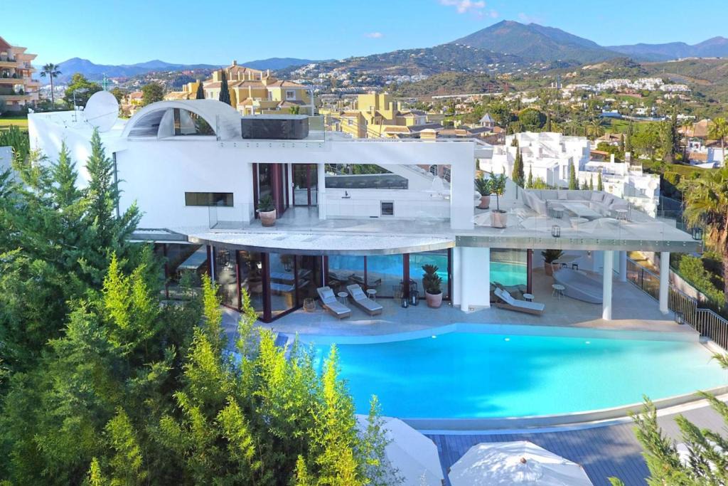 Nueva Andalucia Villa | 7 bedrooms villa with sea view private pool and jacuzzi at Marbella 3 km away from the beach