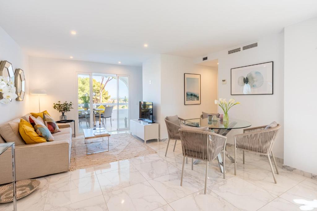 Marbella Apartment | Azahara 1 8B Beautiful apartment frontline golf in popular Aloha