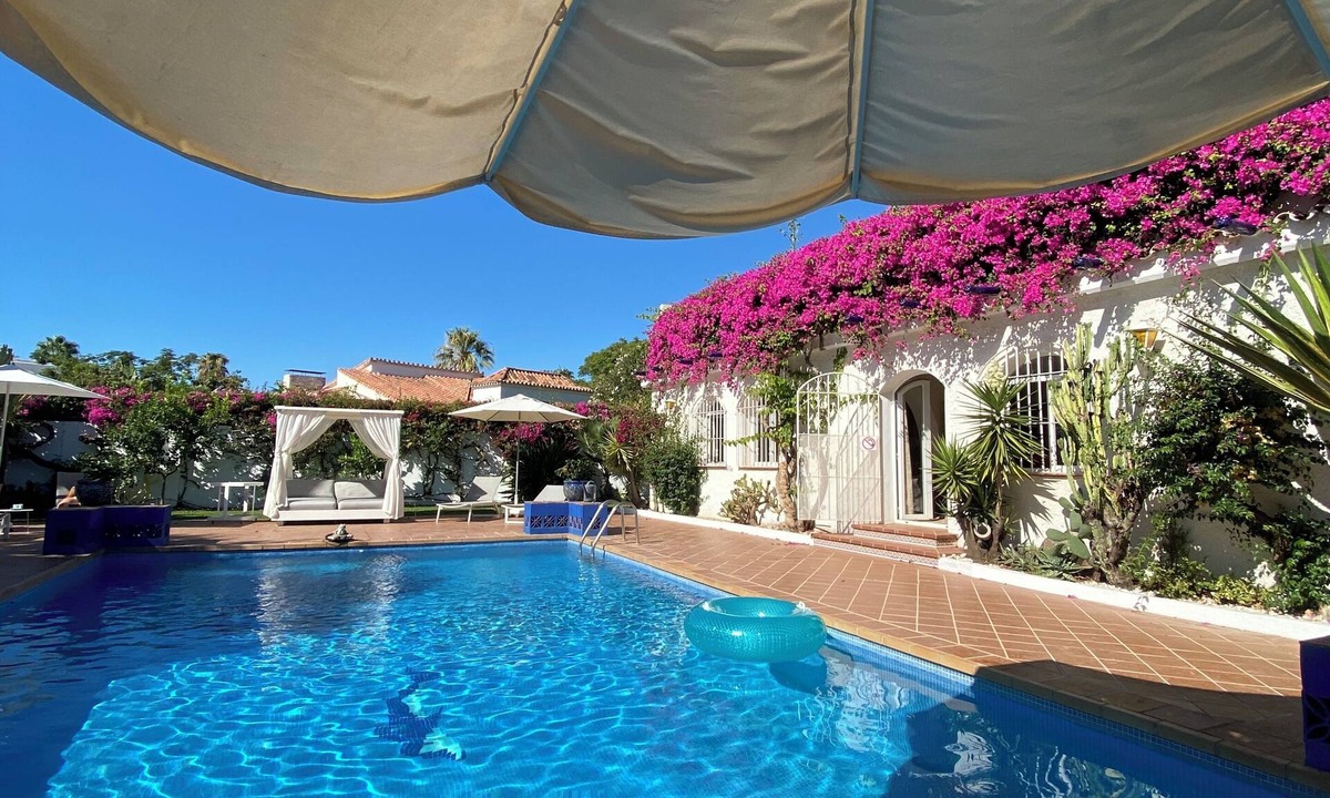 San Pedro de Alcantara Villa | ´Beach & Golf' Large Family Villa, Huge Garden, Private Pool, 350m to the Beach.