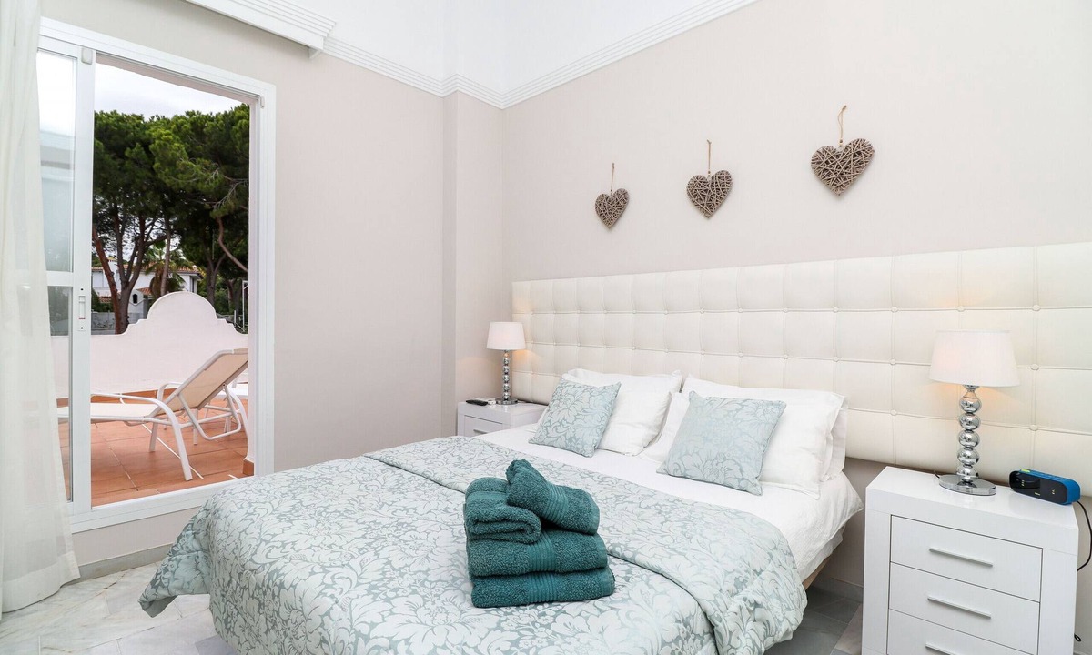 Urbanizacion Hacienda las Chapas House | Bright townhouse -great onsite facilities