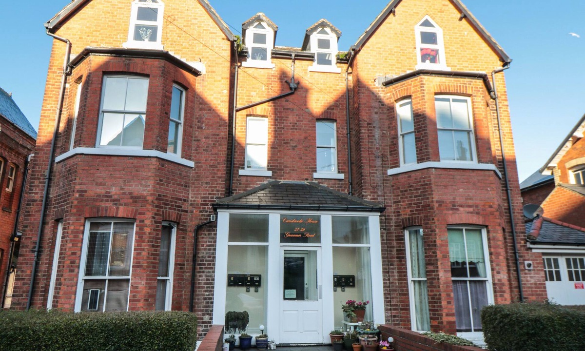 Scarborough Apartment | CARISBROOKE HOUSE, APARTMENT 6, with a garden in Scarborough