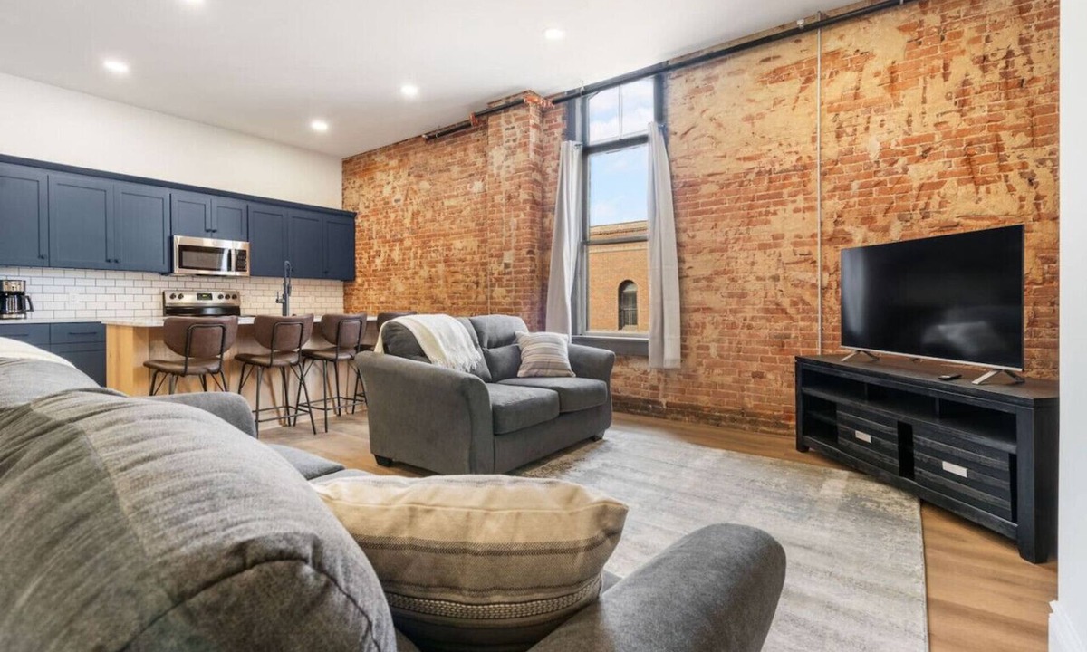 Millersburg Apartment | Clay St. Suite - American Hall