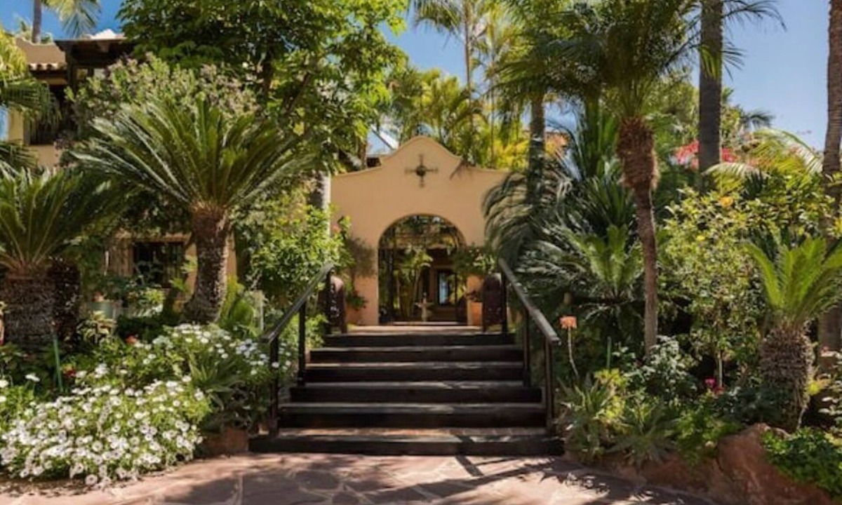 Puerto Banus House | Grand Mansion with tropical park