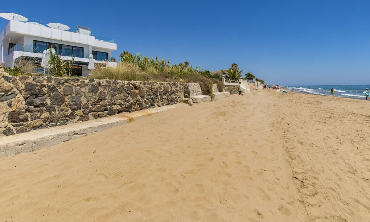 Urbanizacion Costabella Villa | Homerez - 2 m away from the beach! Villa with swimming-pool, jacuzzi and garden