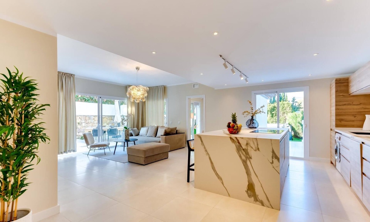 Nueva Andalucia Apartment | Las lolas : Top Located Apartment in Nueva Andalucia