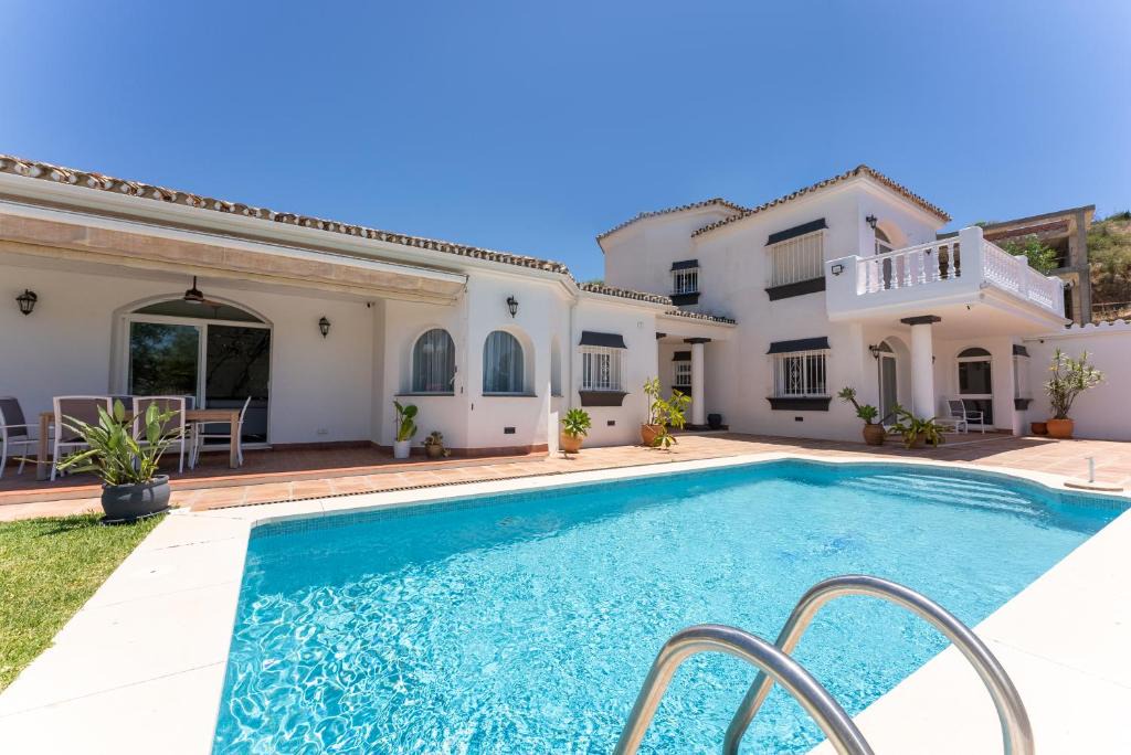Urbanizacion el Rosario Villa | Luxurious villa close to sea and golf