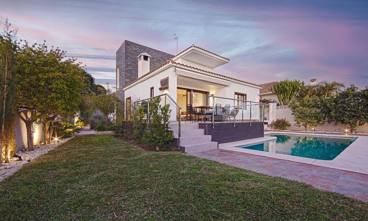 Urbanizacion Costabella Villa | Modern villa close to the beach in Costabella, Marbella