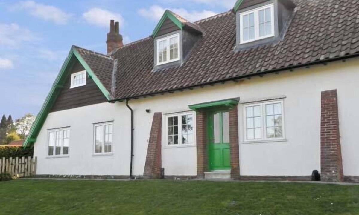 Scarborough Cottage | NO. 2 LOW HALL COTTAGES, pet friendly, with a garden in Scalby