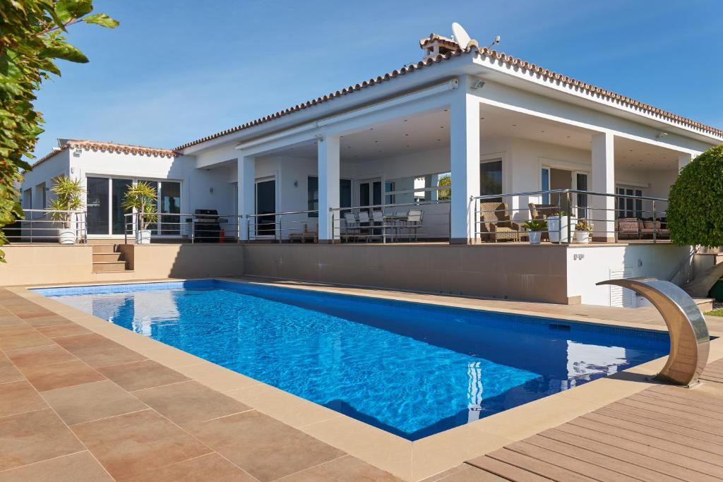 Urbanizacion el Rosario Villa | Sea view modern villa El Rosario Marbella