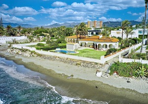 1100 Stunning Marbesa Beachfront Villa with Garden Pool