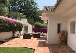 Beautiful Villa In El Rosario, Marbella With Private Pool & South Facing Garden