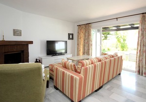 Charming villa with sea views, recently renovated and with free WIFI.