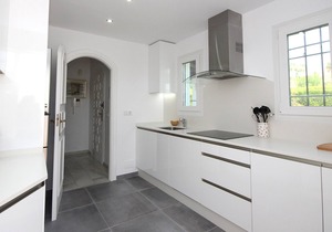 Charming villa with sea views, recently renovated and with free WIFI.