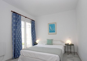 Charming villa with sea views, recently renovated and with free WIFI.