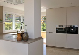 Corner apartment with open terrace and breathtaking free sea view