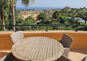 Corner apartment with open terrace and breathtaking free sea view