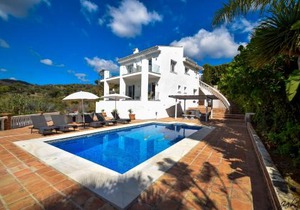 Exquisite and Modern villa near beach with Heated pool!