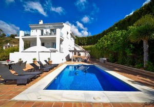 Exquisite and Modern villa near beach with Heated pool!