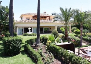 Fantastic villa in Marbesa directly on the beach