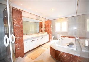 Fantastic villa in Marbesa directly on the beach