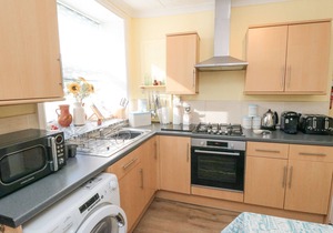 HARTWOOD COTTAGE, pet friendly, with a garden in Scarborough