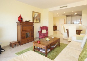 Magnificent apartment with sea views in the luxurious Elviria Hills