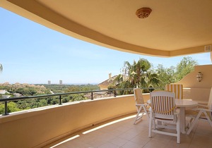 Magnificent apartment with sea views in the luxurious Elviria Hills