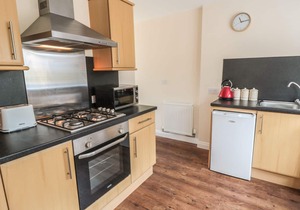 NO. 1 LOW HALL COTTAGES, pet friendly, with a garden in Scalby