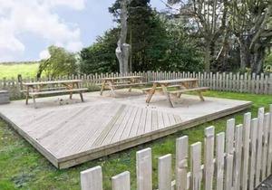 NO. 1 LOW HALL COTTAGES, pet friendly, with a garden in Scalby
