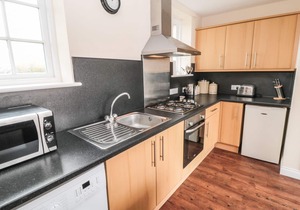 NO. 3 LOW HALL COTTAGES, pet friendly, with a garden in Scalby
