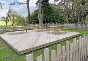 NO. 3 LOW HALL COTTAGES, pet friendly, with a garden in Scalby