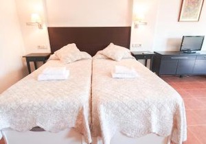 Skol 329 – Spacious Beachfront Studio with Sea Views