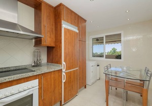 Stylish 3 bedroom flat with sea views in Elviria Marbella