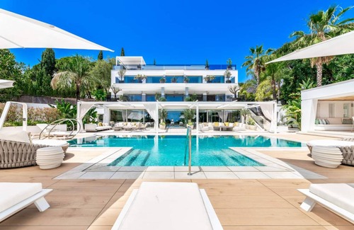 Marbella Villa | 1100 m² Villa ∙ 8 bedrooms ∙ 16 guests