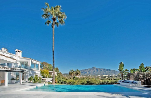Nueva Andalucia Villa | 300 m² Villa ∙ 5 bedrooms ∙ 10 guests
