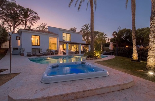 Nueva Andalucia Villa | 390 m² Villa ∙ 5 bedrooms ∙ 12 guests