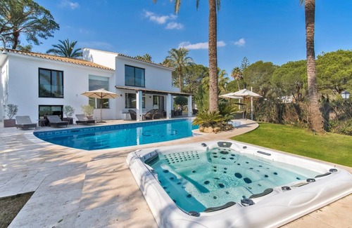 Nueva Andalucia Villa | 390 m² Villa ∙ 5 bedrooms ∙ 12 guests
