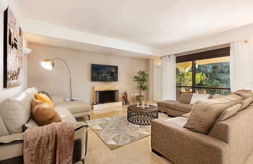 Marbella Villa | 400 m² Villa ∙ 6 bedrooms ∙ 12 guests