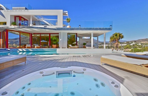 Nueva Andalucia Villa | 667 m² Villa ∙ 7 bedrooms ∙ 16 guests