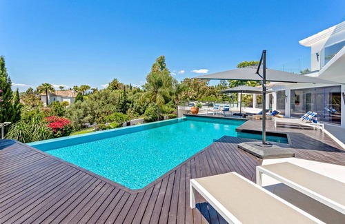 Urbanizacion Hacienda las Chapas Villa | 750 m² Villa ∙ 6 bedrooms ∙ 14 guests