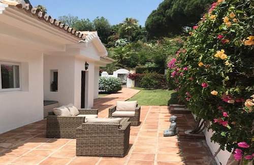 Urbanizacion el Rosario Villa | Beautiful Villa In El Rosario, Marbella With Private Pool & South Facing Garden