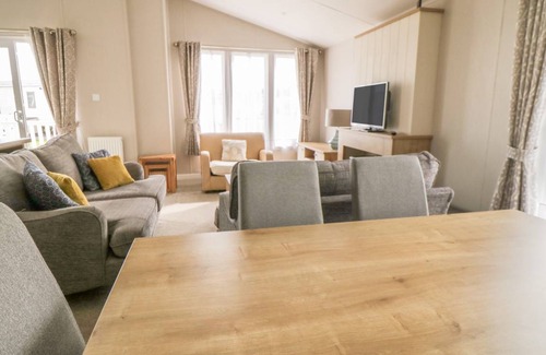 Cayton Bay Cottage | Cabin ∙ 3 bedrooms ∙ 8 guests