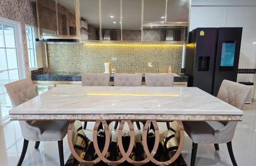 Nonthaburi House | Elegant 3 Bedrooms Home near MRT Central WestGate and Central WestVille 3 to 10 Min Drive