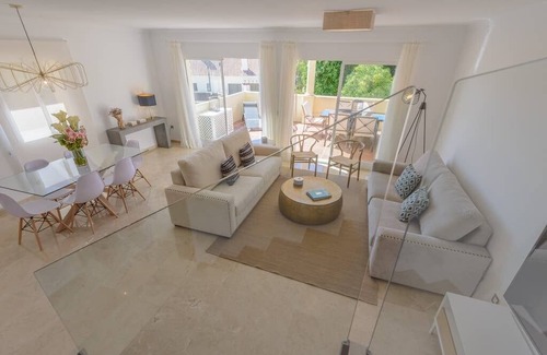 Marbella Apartment | Golf Getaway In Nueva Andalucía - With Giant Jacuzzi✔