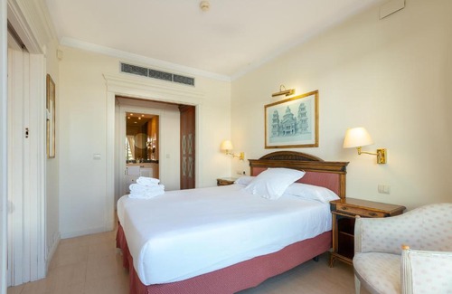 Golden Mile Apartment | Guadalpin Residences