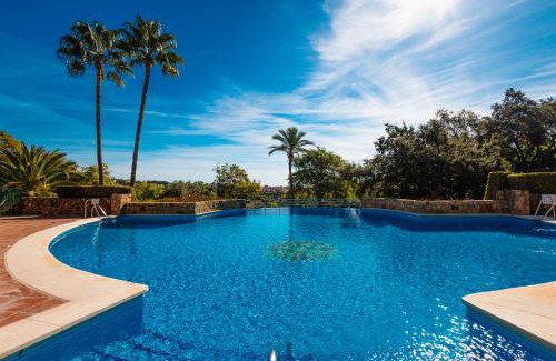 Elviria Apartment | Holiday home, with sea views, south facing and close to the golf course and the beach, in Elviria Hills