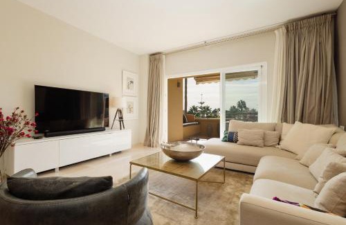 Elviria Apartment | Holiday home, with sea views, south facing and close to the golf course and the beach, in Elviria Hills