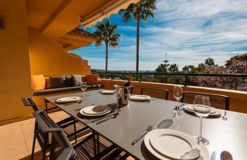 Elviria Apartment | Holiday home, with sea views, south facing and close to the golf course and the beach, in Elviria Hills