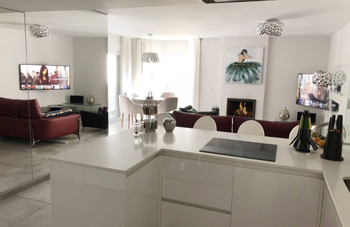 Marbella Apartment | Stylish 2 Bedroom Luxury Apartment in Naranjos Puerto Banus