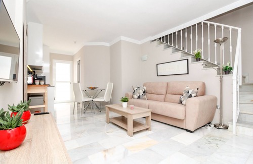 Urbanizacion Hacienda las Chapas House | Stylish townhouse - great resort facilities